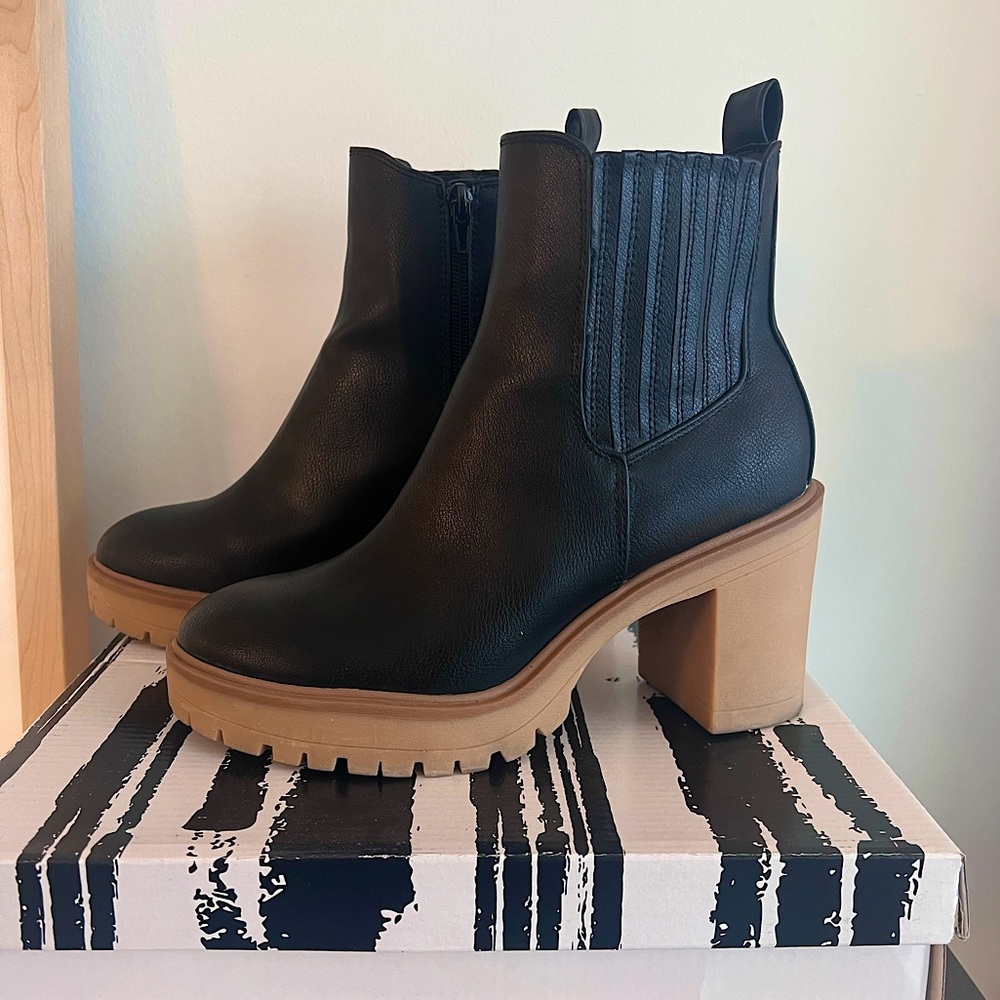 DV BY Dolce Vita Booties Black